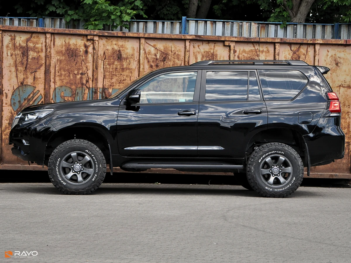 Czarna Toyota Land Cruiser 150 z zawieszeniem OME MT64 zamontowanym w RAYO