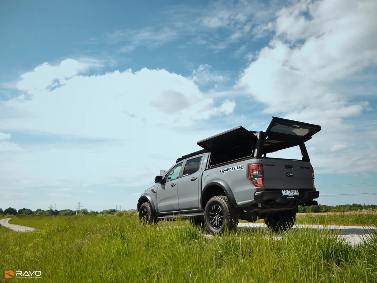 Ford Ranger 2021 z otwartymi klapami hardtopa Alu-Cab Contour w realizacji RAYO