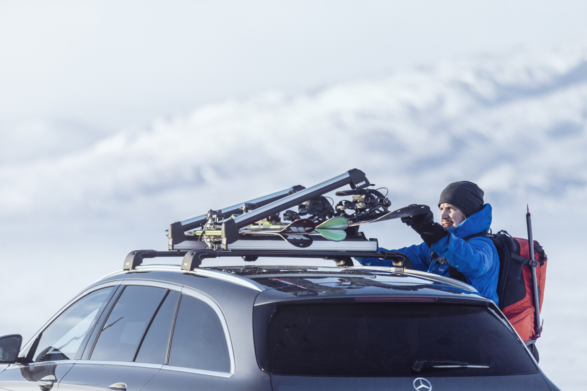 Montaż nart czy snowboardu na bagażnik Thule SnowPack jest banalnie prosty