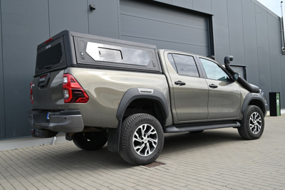 Zabudowa Alu-Cab Hardtop Canopy "Contour" Toyota Hilux Revo 2016+ Double Cab z oknami bocznymi