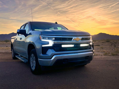 Zestaw lamp LED do grilla Lazer Lamps 2 × Triple-R 1000 Beacon — Chevrolet Silverado 1500 LT (2022–2024)