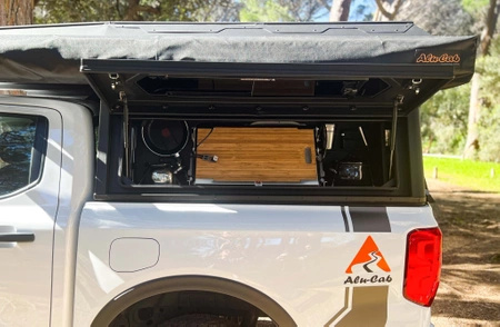 Zestaw kuchenny Alu-Cab ze stolikiem, naczyniami do zabudowy Countour