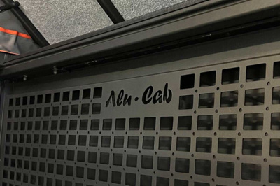 Panel MOLLE Alu-Cab MODCAP i Canopy Camper Fullsize – przednia ściana