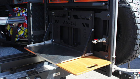 Zestaw montażowy opuszczanego stolika na tylne drzwi Alu-Cab Canopy Camper