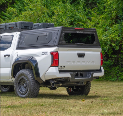 Zabudowa Alu-Cab Hardtop Canopy "Contour" Toyota Tacoma 2024+ z oknami bocznymi