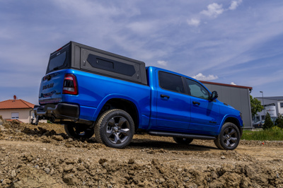 Hardtop Alu-Cab Contour – RAM 1500 2009+ Short Bed 5,5 ft, z oknami bocznymi