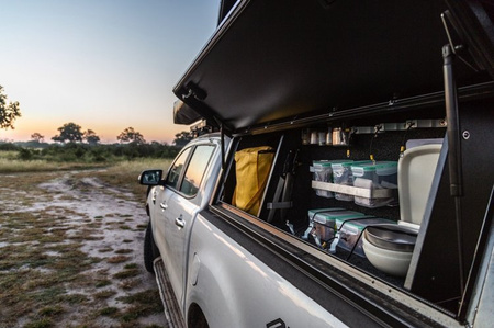 Szafka boczna Alu-Cab 730 x 750 z zestawem kuchennym do Land Cruisera