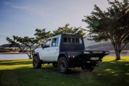 AluBlack Platforma ładunkowa z opuszczanymi burtami do Toyota Land Cruiser 79 z podwójną kabiną