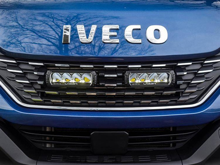 Zestaw dwóch lamp LAZER TRIPLE-R 750 Elite (Gen2) z systemem montażu w fabrycznym grillu - Iveco Daily (2019-2021)