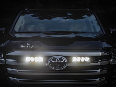 Zestaw lamp LED do grilla Lazer Lamps 2 × Triple-R 750 Wide — Toyota Land Cruiser 300 Series (2022+)