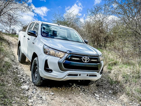 Zestaw lamp LED do grilla Lazer Lamps 2 × Linear 6 Standard — Toyota Hilux Revo (Com., Invincible) 2021+