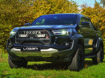 Zestaw lamp LED do grilla Lazer Lamps 2 × Triple-R 750 Beacon — Toyota Hilux GR Sport (2024+)
