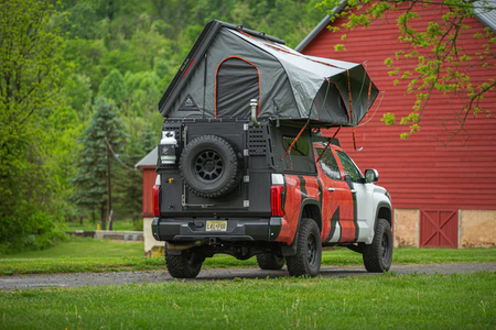 Zabudowa Alu-Cab ModCAP Full Size Family Cabin wraz z montażem