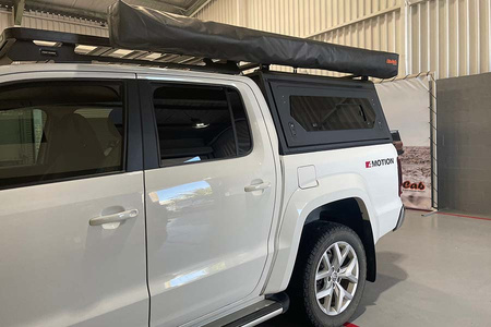 Zabudowa Alu-Cab Hardtop Canopy "Contour" VW Amarok 2010+ Double Cab z oknami bocznymi