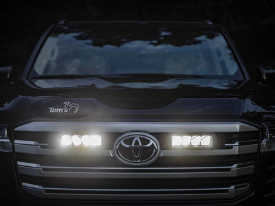 Zestaw lamp LED do grilla Lazer Lamps 2 × Triple-R 750 Beacon — Toyota Land Cruiser 300 (2022+)