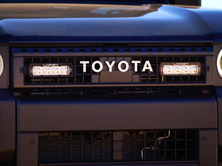Zestaw lamp LED do grilla Lazer Lamps 2 × ST4 — Toyota Land Cruiser 250 (2024+)