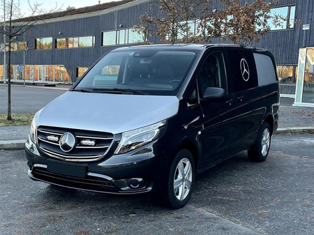 Zestaw dwóch lamp LAZER ST4 EVO z systemem montażu w fabrycznym grillu - Mercedes-Benz Vito (2020 -)