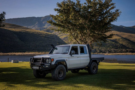 AluBlack Platforma ładunkowa z opuszczanymi burtami do Toyota Land Cruiser 79 z pojedynczą kabiną