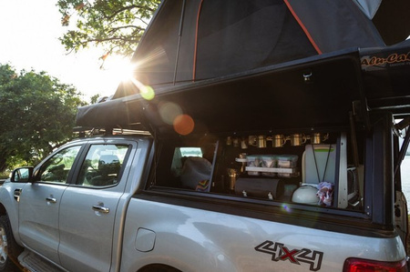 Szafka boczna Alu-Cab 730 x 750 z zestawem kuchennym do Land Cruisera