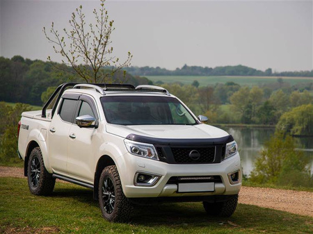 System montażu LAZER Linear-18 w fabrycznym grillu - Nissan Navara NP300 (2015 -)