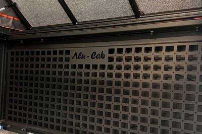 Panel MOLLE Alu-Cab MODCAP i Canopy Camper Fullsize – przednia ściana