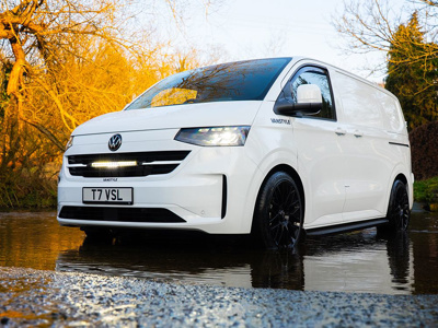 Zestaw lamp LED do grilla Lazer Lamps Linear-18 Elite — Volkswagen Transporter T7 (2025+)