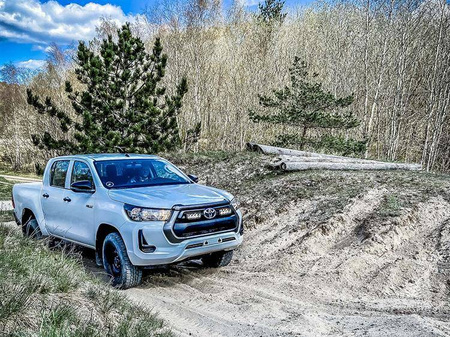 Zestaw lamp LED do grilla Lazer Lamps 2 × Triple-R 750 — Toyota Hilux Revo (Com., Invincible) 2021+