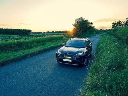 Zestaw lamp LED do grilla Lazer Lamps 1 × Linear-18 — Toyota RAV4 Hybrid (2019+)