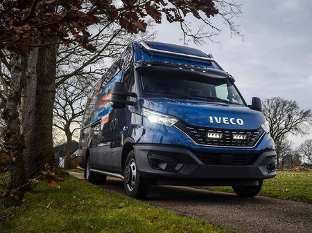 Zestaw dwóch lamp LAZER TRIPLE-R 750 Elite (Gen2) z systemem montażu w fabrycznym grillu - Iveco Daily (2019-2021)