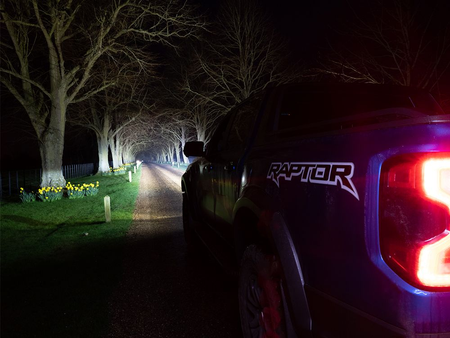 Zestaw dwóch lamp LAZER TRIPLE-R 850 (Gen2) z systemem montażu w fabrycznym grillu – Ford Ranger Raptor (2023- )