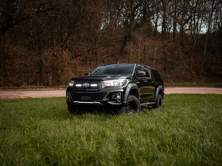 Zestaw lamp LED do grilla Lazer Lamps 2 × ST4 Evolution — Toyota Hilux Revo Invincible X (2018–2020)