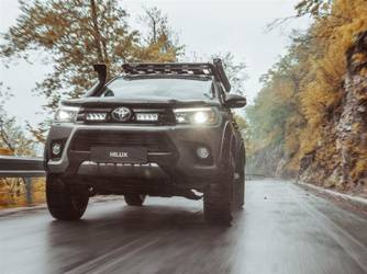 Zestaw lamp LED do grilla Lazer Lamps 2 × Triple-R 750 Gen2 Elite — Toyota Hilux Revo (2017–2020)