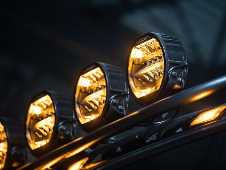 Okrągła lampa LED Lazer Lamps Sentinel 9″ Standard — czarna, ze światłem pozycyjnym