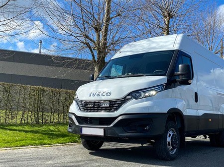 Zestaw dwóch lamp LAZER TRIPLE-R 750 (Gen2) z systemem montażu w fabrycznym grillu - Iveco Daily (2019-2021)
