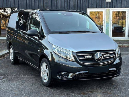 Zestaw dwóch lamp LAZER ST4 EVO z systemem montażu w fabrycznym grillu - Mercedes-Benz Vito (2020 -)