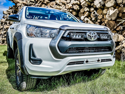 Zestaw lamp LED do grilla Lazer Lamps 2 × Triple-R 750 Wide — Toyota Hilux Revo (Com., Invincible) 2021+