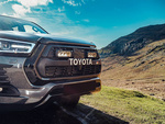 Zestaw lamp LED do grilla Lazer Lamps 2 × Triple-R 750 Beacon — Toyota Hilux GR Sport (2023–2024)