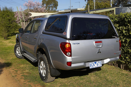 Zabudowa ARB Hardtop Canopy "Classic" Mitsubishi Triton (2009-2015) Double Cab, gładka, podnoszone okna