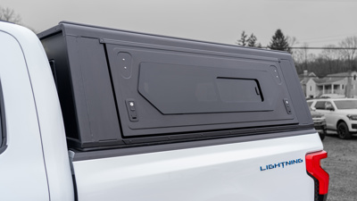 Zabudowa Alu-Cab Hardtop Canopy "Contour" Ford F150 5.5" 2022+ Double Cab Short Bed z oknami bocznymi
