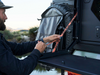 Stolik boczny Alu-Cab Camper Trax z uchwytem na trapy do Canopy Campera i ModCAP