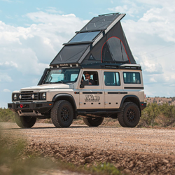 Dach otwierany Alu-Cab „Silenus” dla Ineos Grenadier z markizą Alu-Cab 270° po lewej stronie (z uchwytem)