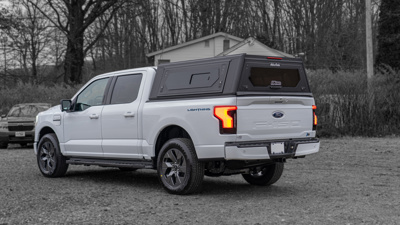 Hardtop Alu-Cab Contour – Ford F-150 2021+ Short Bed 5,5 ft, z oknami bocznymi