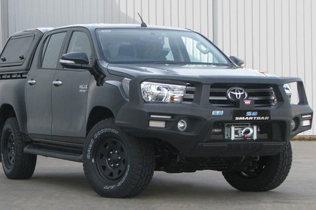 Stalowy zderzak ARB Smart Bar SpartanBar do Toyota Hilux (2016- ), kompatybilny z wyciągarkami