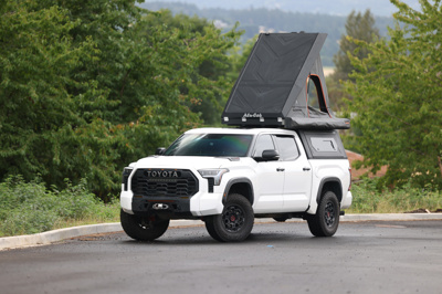 Zabudowa Alu-Cab Hardtop Canopy "Contour" Toyota Tundra 5.5" 2022+ Double Cab Short Bed z oknami bocznymi