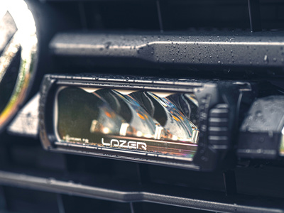 Zestaw dwóch lamp LAZER TRIPLE-R 750 Elite (Gen2) z systemem montażu w fabrycznym grillu - Volkswagen Amarok (2023 -)