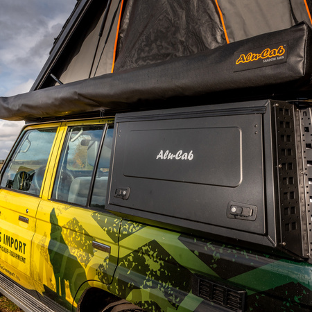Uchwyty markizy Alu-Cab do dachu Thor w Land Cruiserze 76 – lewa strona