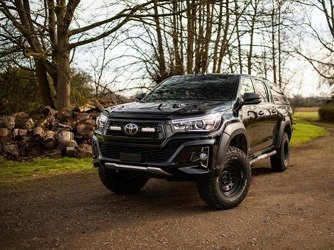 Zestaw dwóch lamp LAZER ST4 Evolution z systemem montażu w fabrycznym grillu - Toyota Hilux (2018 -)