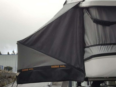 Tunel wejściowy do namiotu James Baroud Space - prawa strona RHS