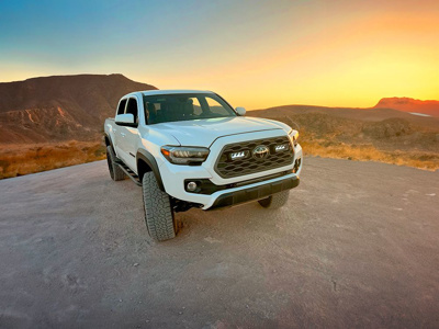 Zestaw lamp LED do grilla Lazer Lamps 2 × Triple-R 750 Beacon — Toyota Tacoma TRD (2020–2023)