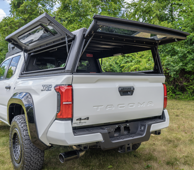 Hardtop Alu-Cab Contour – Toyota Tacoma IV 2024+ Double Cab Short Bed 5 ft, z oknami bocznymi
